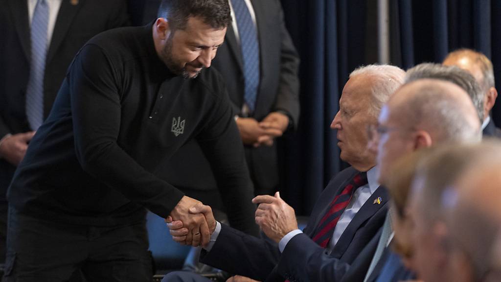 dpatopbilder - Wolodymyr Selenskyj (l), Präsident der Ukraine, schüttelt Joe Biden, Präsident der USA, die Hand. Foto: Manuel Balce Ceneta/AP/dpa