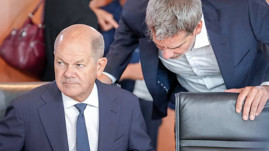 ARCHIV - Bundeskanzler Olaf Scholz (SPD) und Steffen Hebestreit (r), Sprecher der Bundesregierung, nehmen an der Sitzung des Bundeskabinetts im Bundeskanzleramt teil. Foto: Kay Nietfeld/dpa