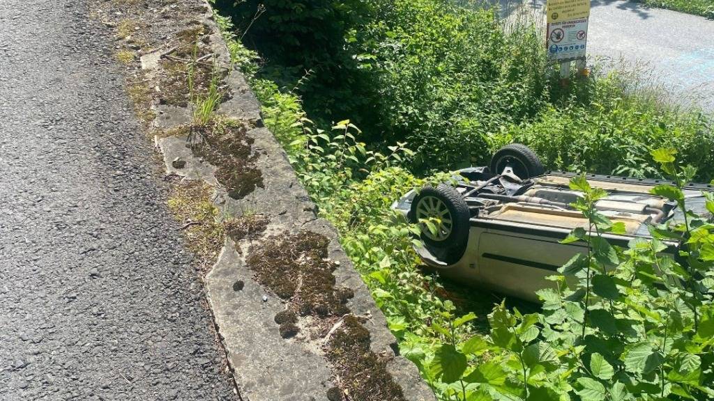 Ein Autofahrer stürzte am Mittwoch in Alpnach eine Stützmauer hinunter und verletzt sich dabei schwer.