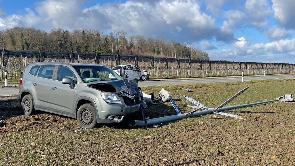 Crash auf Kreuzung – zwei Personen schwer verletzt
