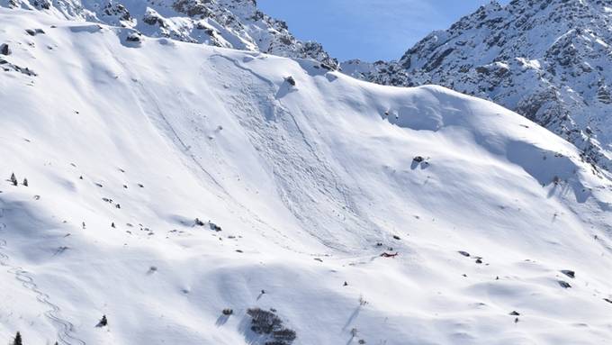 Von Lawinenhund geretteter Skitourengänger stirbt im Spital