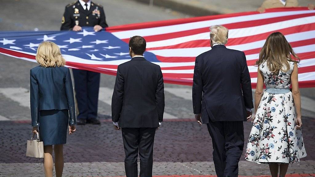 US-Präsident Donald Trump und Frankreichs Staatspräsident Emmanuel Macron bei der Militärparade in Paris am 14. Juli 2017.
