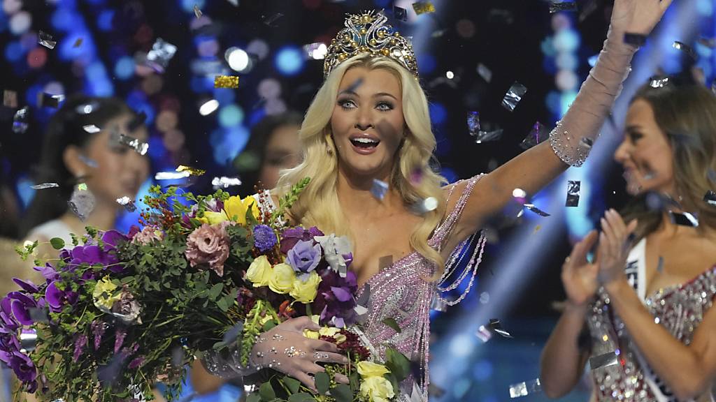 Miss D‰nemark Victoria KjÊr Theilvig winkt nach ihrem Sieg beim 73. Miss-Universum-Schˆnheitswettbewerb. Foto: Fernando Llano/AP