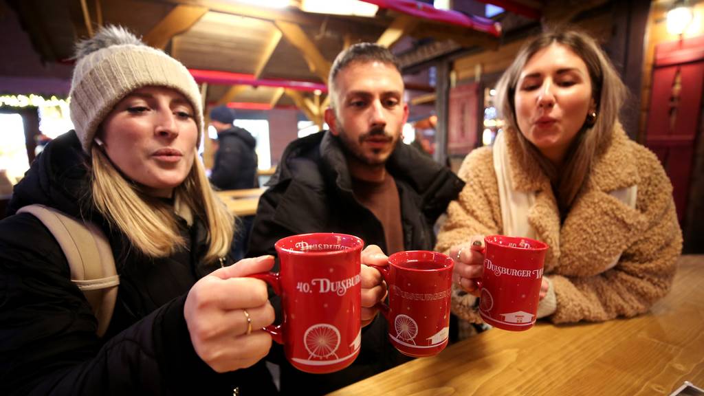 Die Adventszeit verbringt dieser Typ dauerhaft mit einer Tasse Glühwein in der Hand.