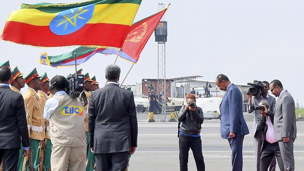 Der eritreische Präsident Isaias Afwerki (2.v.r.) wird in Äthiopien von seinem Amtskollegen Abiy Ahmad mit militärischen Ehren empfangen.