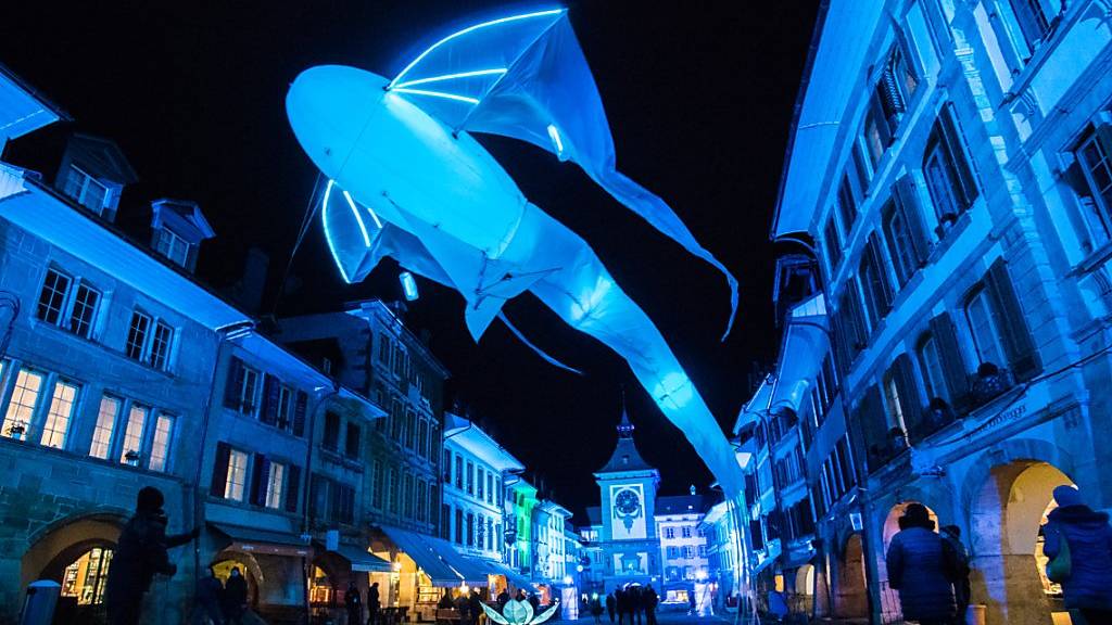 Die Licht-Installation «Le Grand Bleu» verwandelt die Hauptgasse in der Freiburger Stadt Murten in eine Art Aquarium.