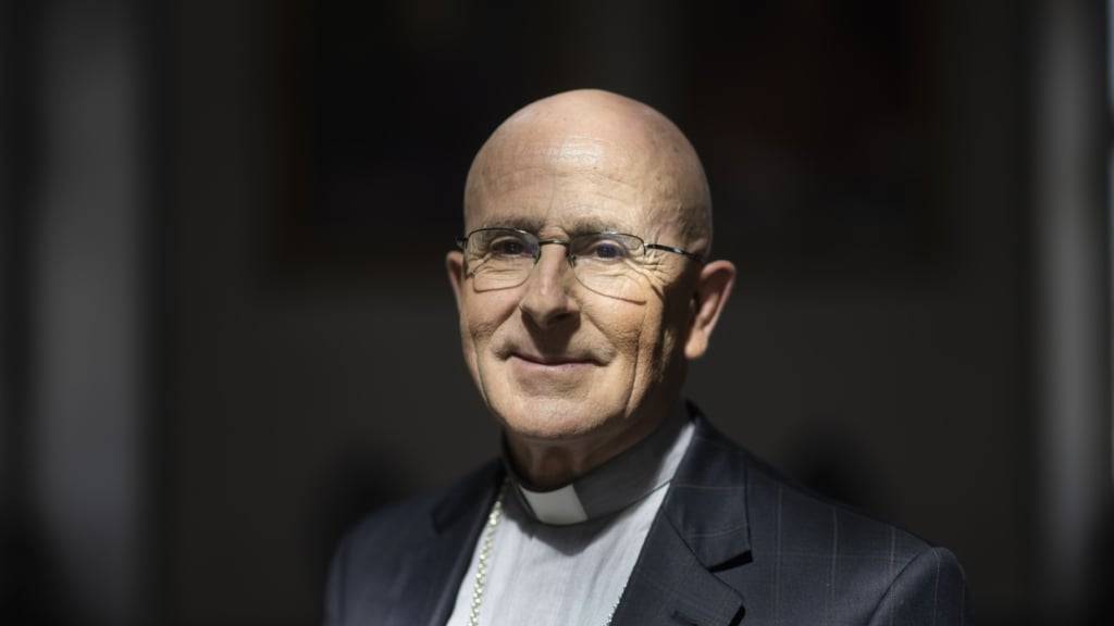 Bischof Joseph Maria Bonnemain posiert nach einer Medienkonferenz in Chur für die Fotografen. Bonnemain legt dem Vatikan die Bitte vor, das Bistum Chur mit der Ernennung eines Weihbischofs zu stärken. Er setzt damit den Wunsch der Gläubigen um.