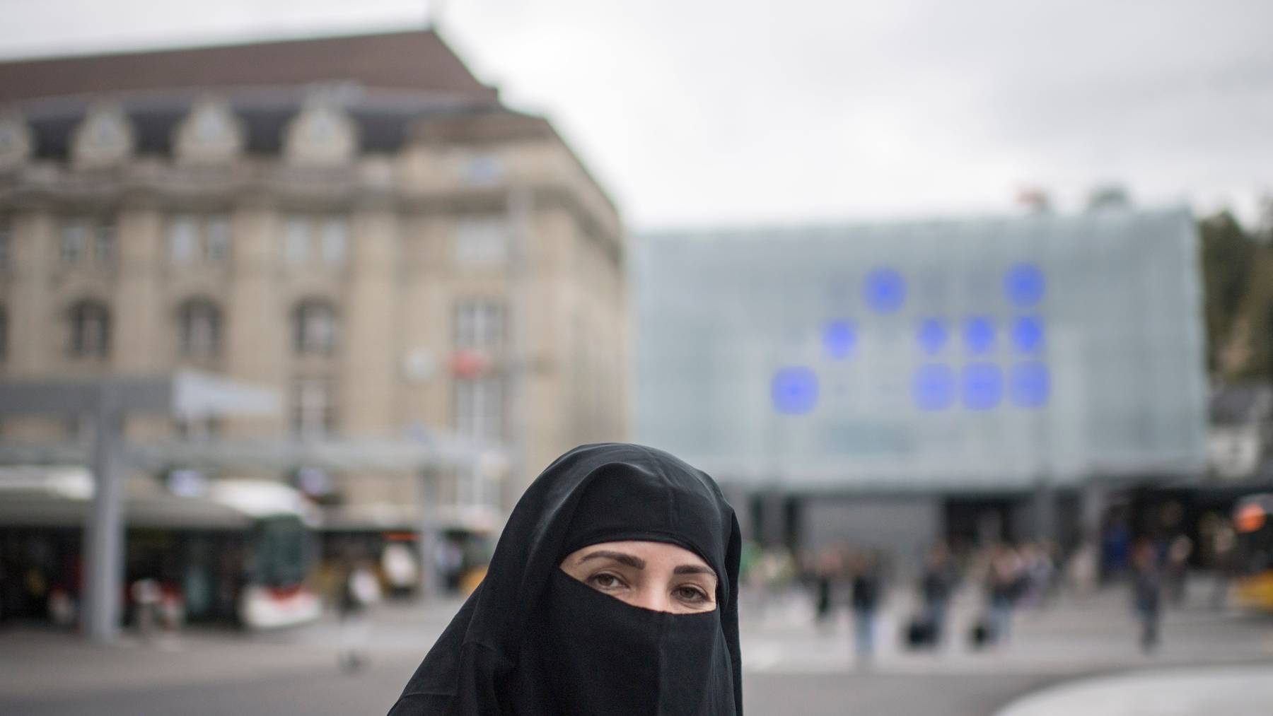 Dürfen Frauen aus religiösen Gründen ihr Gesicht verhüllen? Nein, findet die Burka-Initiative. Das Parlament sieht es anders, aber hat Handlungsbedarf erkannt. (Symbolbild)