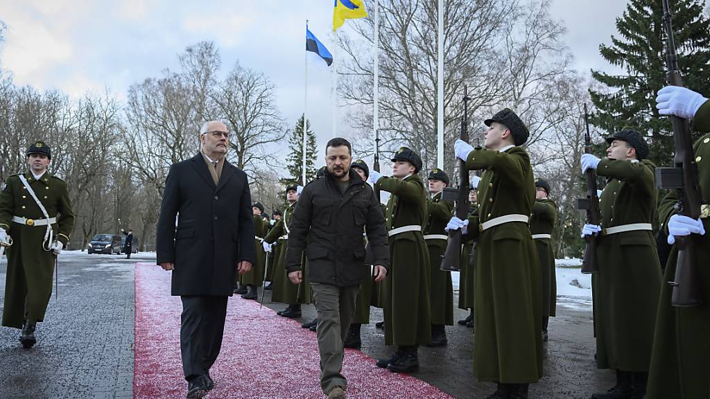 HANDOUT - Mit seinem Besuch in Tallinn will der ukrainische Präsident Wolodymyr Selenskyj Estland für seine Unterstützung im Krieg gegen Russland danken. Foto: Raigo Pajula/Office of the President of the Republic of Estonia/AP/dpa - ACHTUNG: Nur zur redaktionellen Verwendung im Zusammenhang mit der aktuellen Berichterstattung und nur mit vollständiger Nennung des vorstehenden Credits