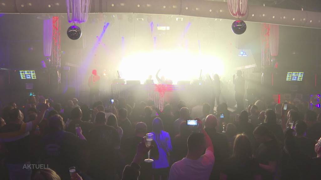 Gegensätzliche Partys: Die einen tanzen zu Technomusik, die anderen nehmen es gemütlich