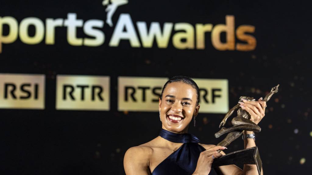 Schweizer Sportlerin des Jahres 2025: Ditaji Kambundji mit der begehrten Siegertrophäe