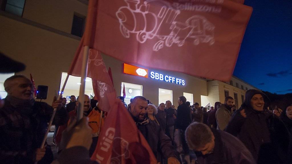 Anfang November demonstrierten rund 200 Personen vor dem kürzlich eingeweihten Bahnhof in Bellinzona, um gegen den «schleichenden Abbau» der SBB-Werkstätten zu demonstrieren.