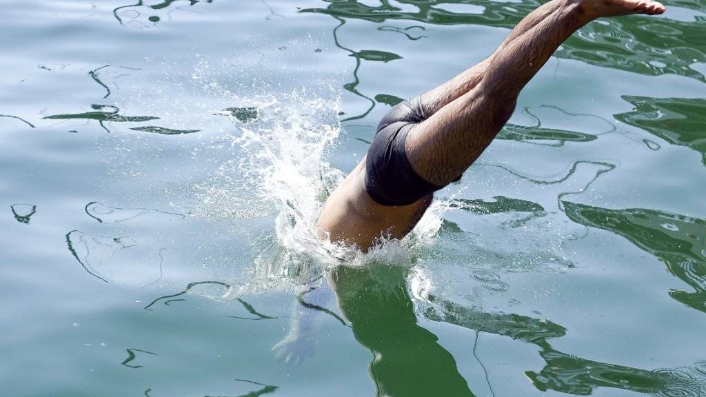Eine gute Idee: Ein Sprung ins Wasser bringt Abkühlung von den hochsommerlichen Temperaturen. (Archivbild)