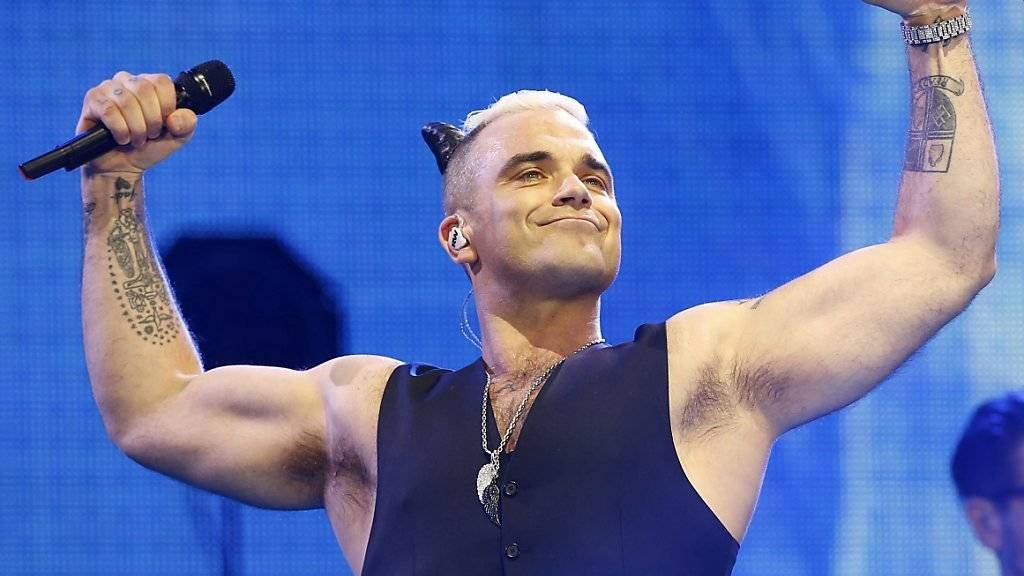 So fit und schlank wie hier vor zwei Jahren will Robbie Williams zu seinem Tournéestart im Sommer 2017 wieder sein. Nur an Weihnachten wird geschlemmt. (Archivbild)