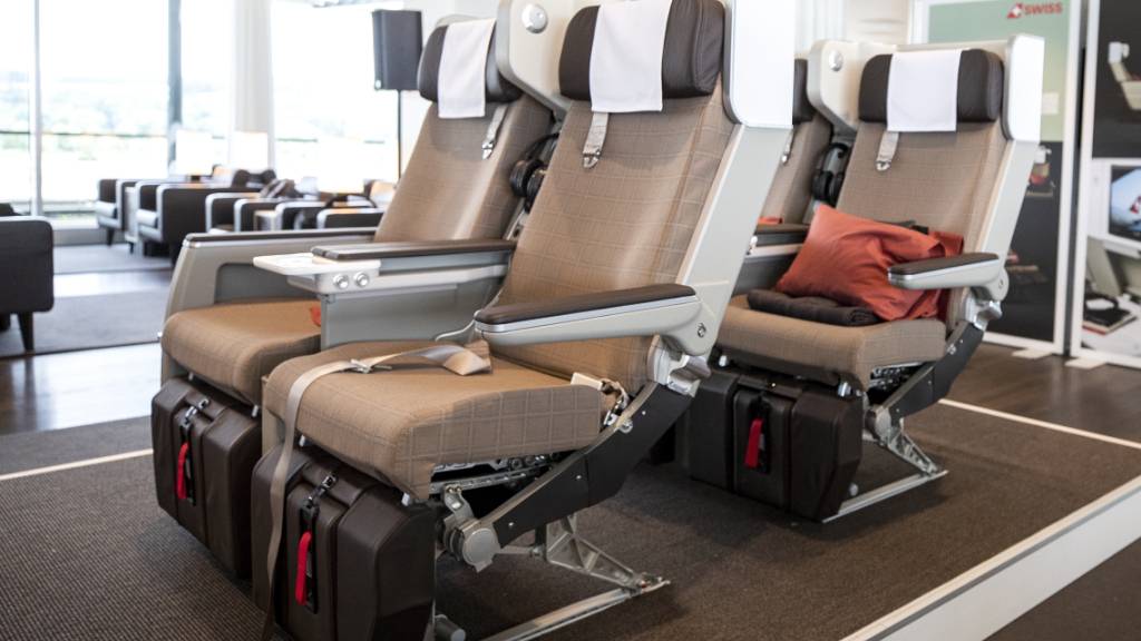 Die Swiss kommt beim Einbau der Sitze der neuen Reiseklasse ‹Premium Economy Class› nicht wie geplant voran. Zum Start des Sommerflugplans 2022 im April wird nur ein Teil der Flotte damit ausgerüstet sein.(Archivbild)