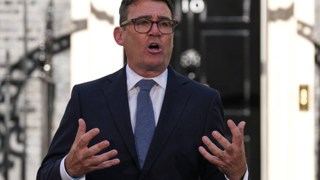 Der neue britische Premierminister Andy Burnham gibt ein Statement. Foto: Kirsty Wigglesworth/AP/dpa