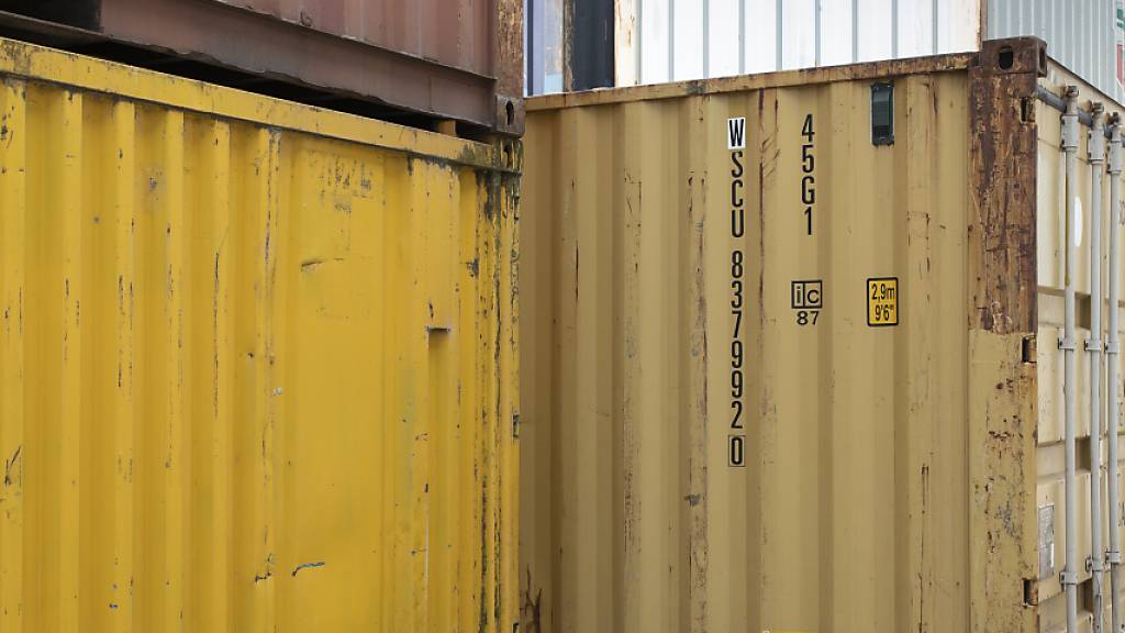 Die Schweizer Exportindustrie hat sich im August erholt von dem deutlichen Rückgang im Vormonat. Im Bild Container am Reihnahfen Basel-Kleinhüningen. (Archivbild)