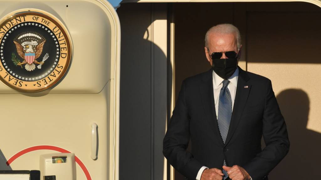 Joe Biden, Präsident der USA, steigt aus der Air Force One. Foto: Benoit Doppagne/BELGA/dpa