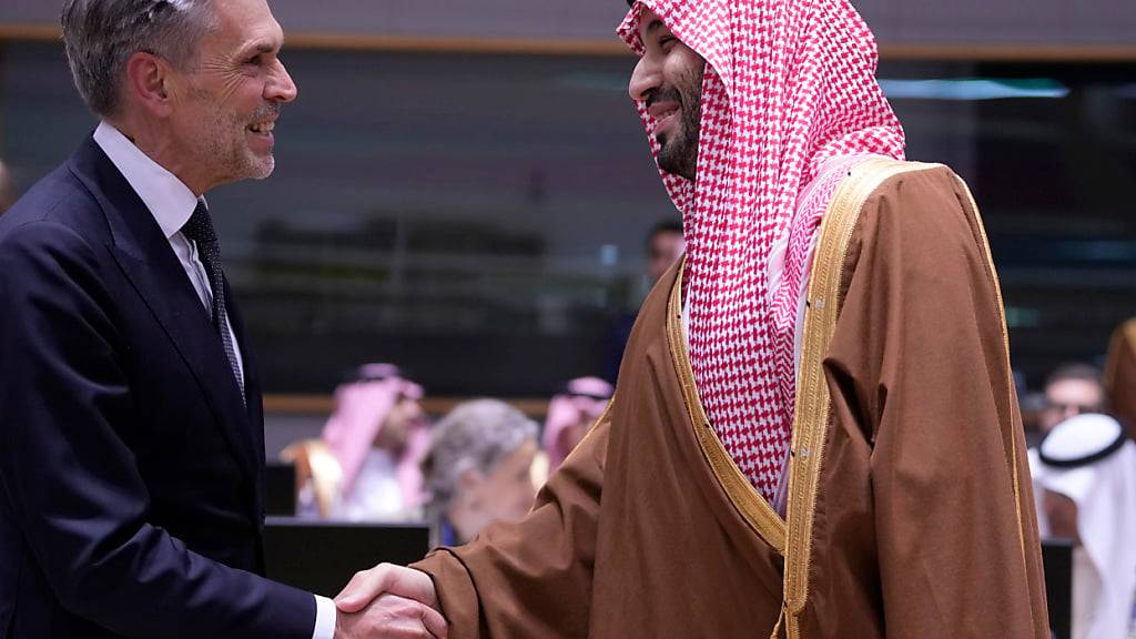 Mohammed bin Salman (r), Premierminister und Kronprinz von Saudi-Arabien, gibt Dick Schoof, Ministerpräsident der Niederlande, während eines Rundtischgesprächs des EU-Golf-Kooperationsrates im Gebäude des Europäischen Rates die Hand. Foto: Virginia Mayo/AP/dpa