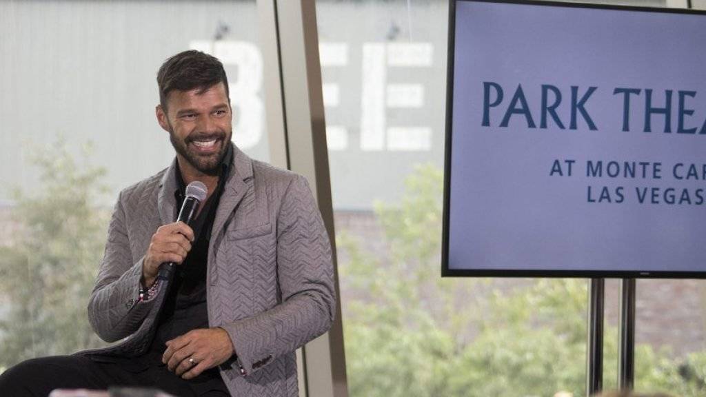 So strahlt nur ein frisch Verlobter: Ricky Martin hat um die Hand seines Partners Jwan Yosef angehalten.