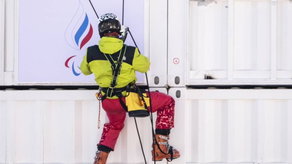 «Russland light» an den Paralympics: Ein Arbeiter hängt die Flagge des russischen Paralympic-Komitees in Yanqing auf.