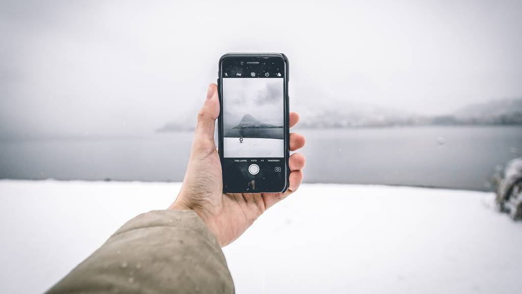 Upload Winter Smartphone