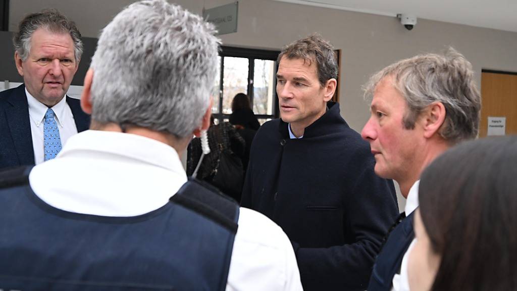 Der wegen Hausfriedensbruch und Sachbeschädigung angeklagte ehemalige Nationaltorwart Jens Lehmann (M) kommt mit seinem Anwalt Christoph Rückel (l) in einer Verhandlungspause im Amtsgericht aus dem Gerichtssaal. Foto: Felix Hörhager/dpa