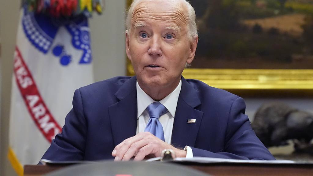 US-Präsident Joe Biden spricht während eines Briefings über die Reaktion der Regierung auf den Hurrikan «Helene» im Roosevelt Room des Weißen Hauses. Foto: Mark Schiefelbein/AP/dpa