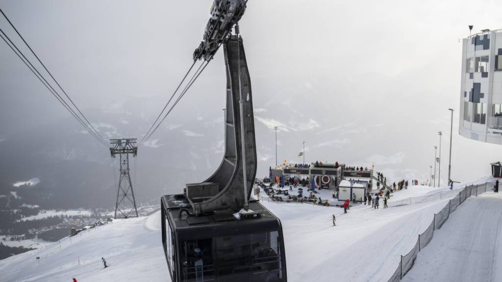 Die Infrastruktur der Weisse Arena Bergbahnen AG in Laax soll einheimisch bleiben. Dafür wollen die Gemeinden Flims, Laax und Falera nun alles kaufen und verpachten. (Archivbild)