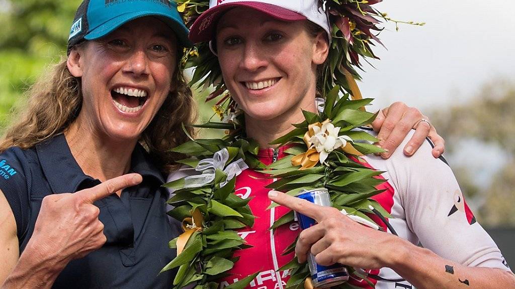 Daniela Ryf (rechts) würde mit einem weiteren Ironman-WM-Titelgewinn auf Hawaii mit der vierfachen Ironman-Weltmeisterin Chrissie Wellington (links) gleichziehen