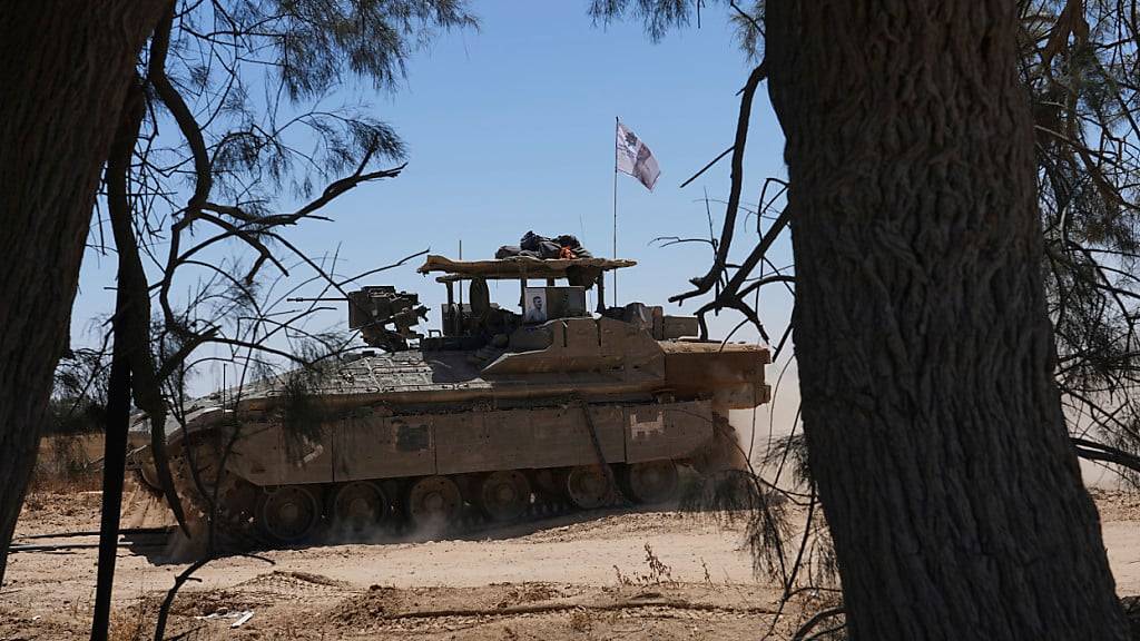 ARCHIV - Israelische Soldaten bewegen sich auf gepanzerten Mannschaftstransportern in der Nähe der Grenze zwischen Israel und Gaza im Süden Israels. Foto: Tsafrir Abayov/AP/dpa
