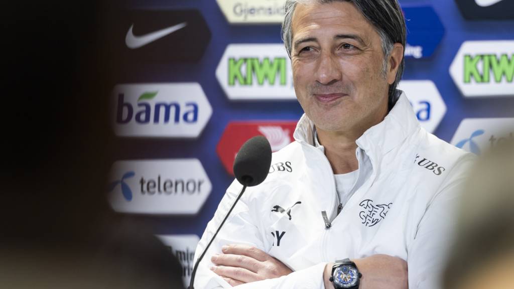 Murat Yakin lässt sich an der Pressekonferenz in Oslo nicht in die Karten blicken