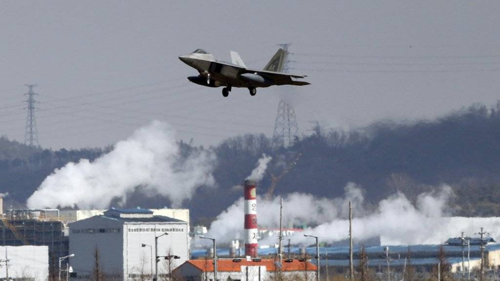 Drohgebärde an die Adresse von Nordkorea: Eine der vier US-F-22-Kampfjets landet am Militärflughafen in Pyeongtaek.