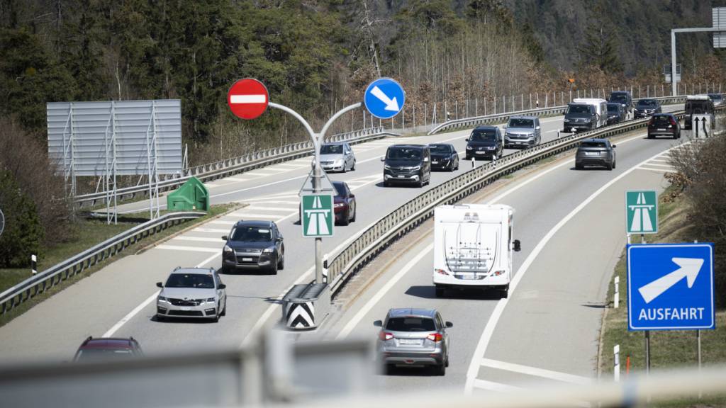 Stau auf der A13 bei Reichenau GR führt regelmässig zu Ausweichverkehr durch die Dörfer. (Archivbild)