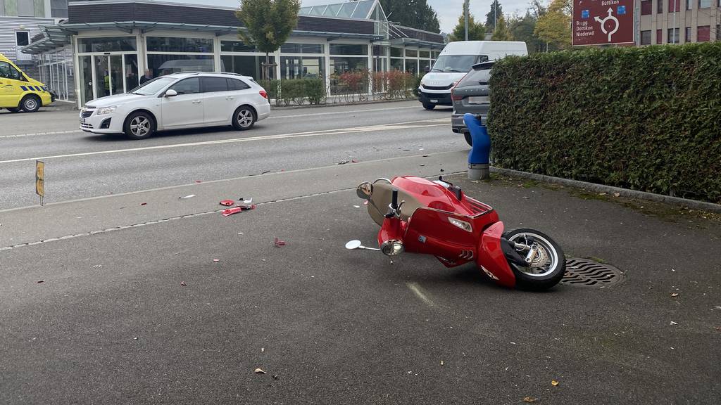 Vespa-Fahrer stösst mit Auto und Fussgängerin zusammen – zwei Verletzte