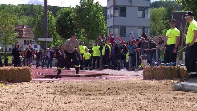 Feuerwehr wirft Hydranten um sich