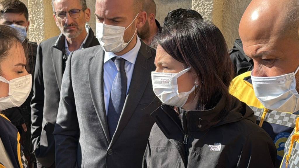 Die deutsche Außenministerin Annalena Baerbock (M) besichtigt zusammen mit dem französischen Außenminister Jean-Noël Barrot (2.v.l.) das berüchtigte Foltergefängnis Saidnaja. Foto: Jörg Blank/dpa