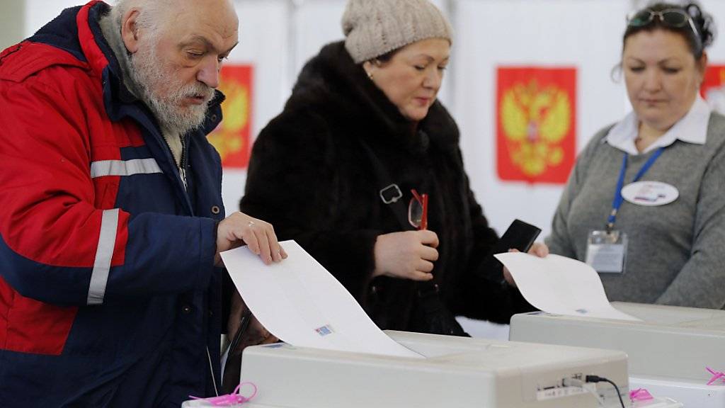 In Russland haben die Wahllokale für die Präsidentenwahl geöffnet - ein Wahlsieg für Amtsinhaber Wladimir Putin scheint so gut wie sicher.