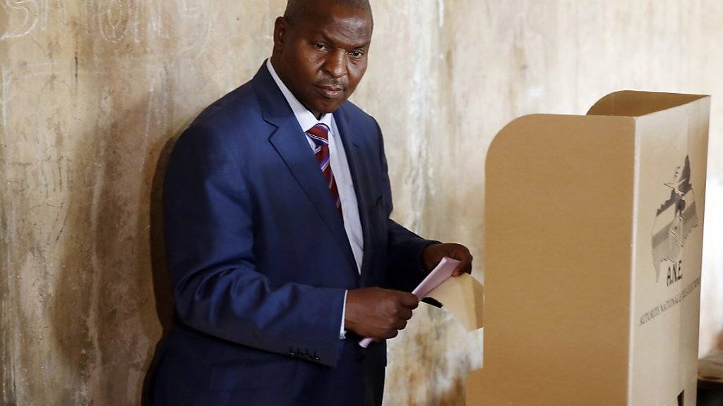Er liegt derzeit vorn bei der Wahl in der zentralafrikanischen Republik: Der unabhängige Kandidat Faustin Archange Touadéra bei der Stimmabgabe. (Archiv)