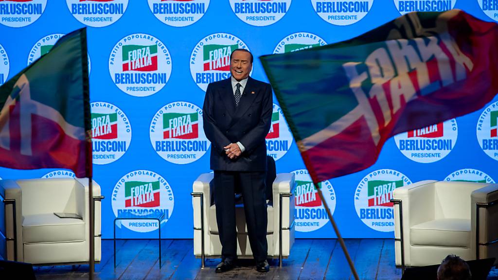 ARCHIV - Der ehemalige italienische Regierungschef Silvio Berlusconi - hier beim Wahlkampf 2022 - war bis zuletzt Vorsitzender seiner Partei. Foto: Claudio Furlan/LaPresse via ZUMA Press/dpa