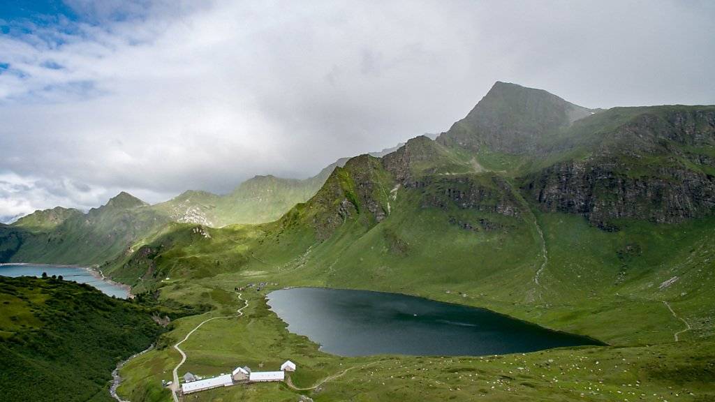 Im Tessiner Cadagno-See (rechts) konnten Forscher nachweisen, dass Bakterien trotz ihrer winzigen Grösse die Wasserschichten durchmischen können. (Archivbild)