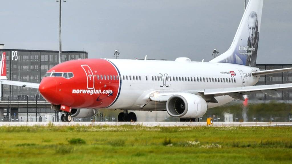 ARCHIV - Ein Passagierflugzeug der norwegischen Fluggesellschaft Norwegian Air startet am Berlin Brandenburg Airport Willy Brandt (BER). Foto: Patrick Pleul/dpa-Zentralbild/dpa