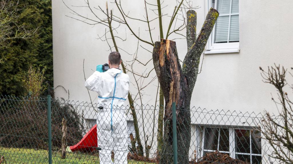 dpatopbilder - Die Spurensicherung der Kriminalpolizei ist am Tatort im Einsatz. Ein Familienvater soll in Oberfranken seine Frau, seine beiden Kinder und sich selbst erschossen haben. Foto: Daniel Vogl/dpa
