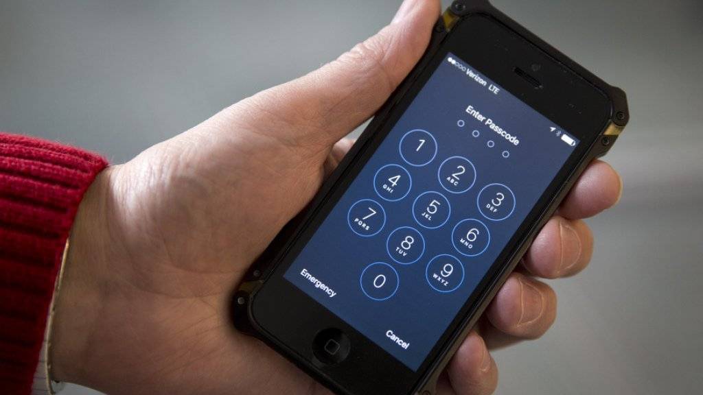 Auf dem Bildschirm eines iPhones ist die Aufforderung zur Eingabe des Passcodes zu sehen. iPhone-Produzent Apple wurde per Gerichtsbeschluss angewiesen, dem FBI beim Entsperren eines iPhones zu helfen, das von dem Attentäter von San Bernardino genutzt worden war (Symbolbild)