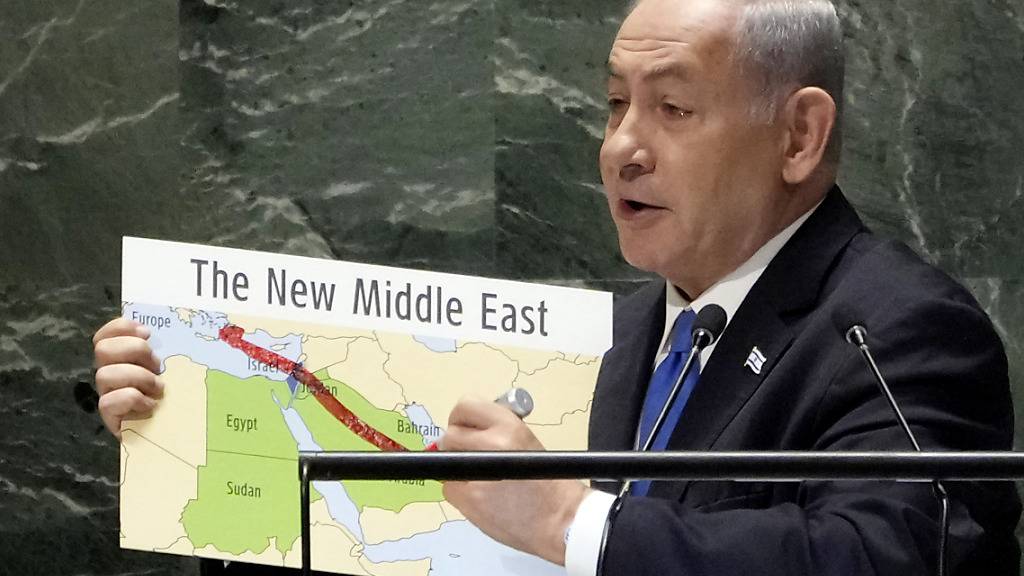 Benjamin Netanjahu, Premierminister von Israel, markiert eine Landkarte, während er bei der 78. Sitzung der Generalversammlung der Vereinten Nationen spricht. Netanjahu sieht eine Aufnahme von diplomatischen Beziehungen mit Saudi-Arabien in Reichweite. Foto: Richard Drew/AP/dpa