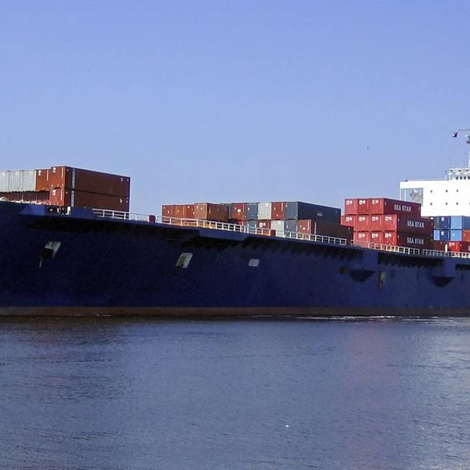 Frachtschiff mit 33 Menschen vermisst