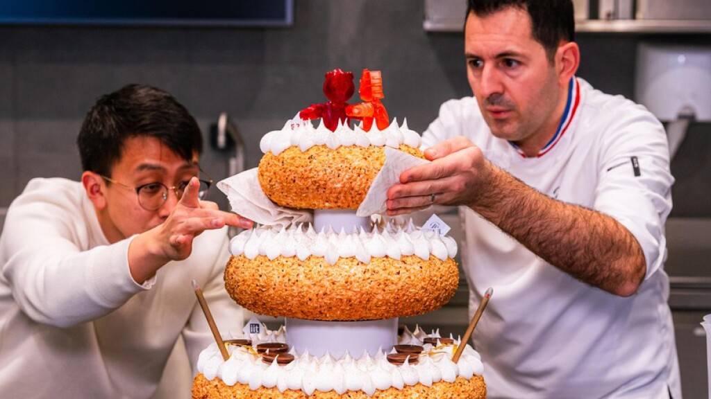 Zusammenarbeit von Forscher und Konditor: Hier wird die Hochzeitstorte «RoboCake» zusammengesetzt.