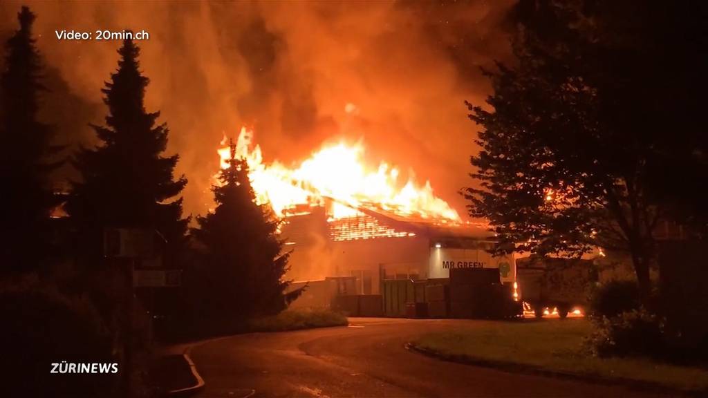 Grossbrand einer Recyclingfirma in Hinwil hält Feuerwehr auf Trab