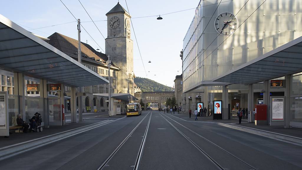 Beim Bahnhof St. Gallen drohte am Mittwochabend ein Mann damit, einen Lastwagen anzuzünden. (Archivbild)