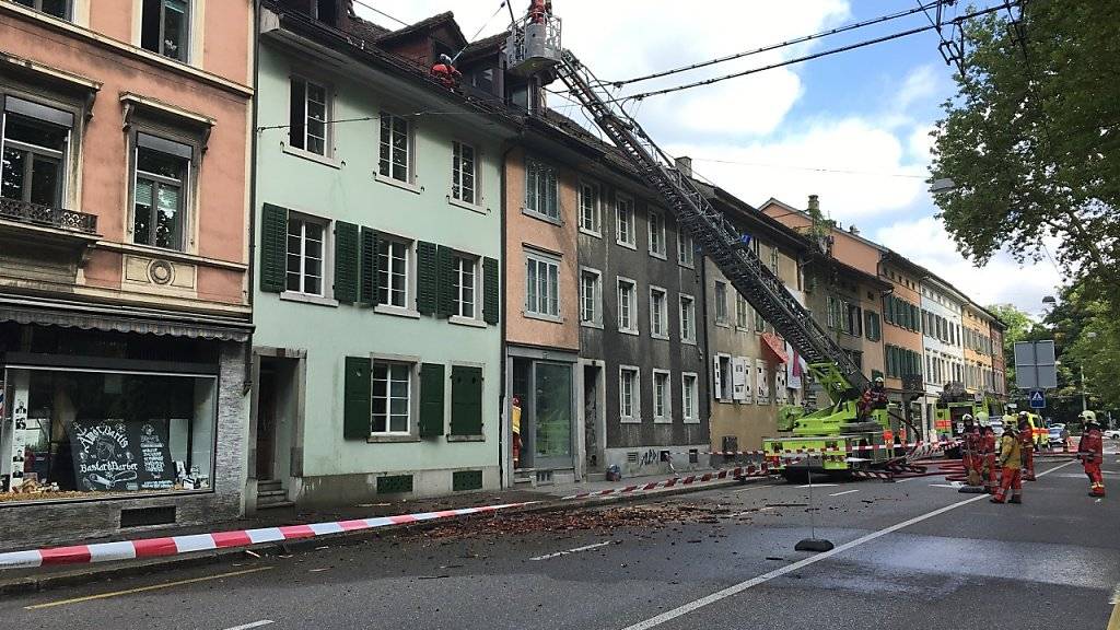 Bei einem Dachstockbrand in der Winterthurer Altstadt haben sich am Donnerstag zwei Personen verletzt. Zudem starb ein Hund, ein weiterer Vierbeiner wird noch vermisst.